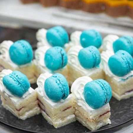 Radisson Blu Hotel, Jeddah Corniche Jidá Exterior foto Macarons on top of a cake