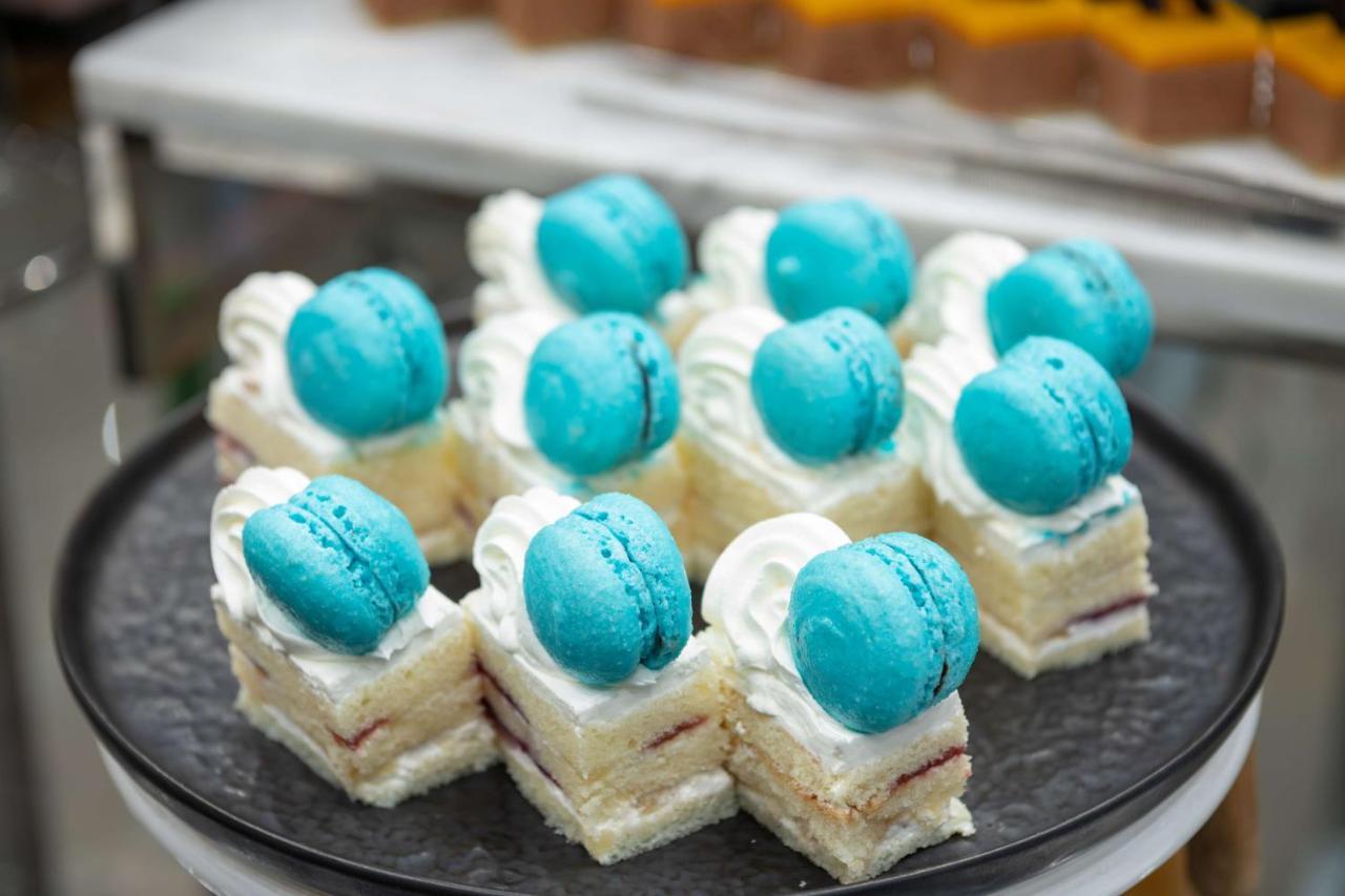Radisson Blu Hotel, Jeddah Corniche Jidá Exterior foto Macarons on top of a cake