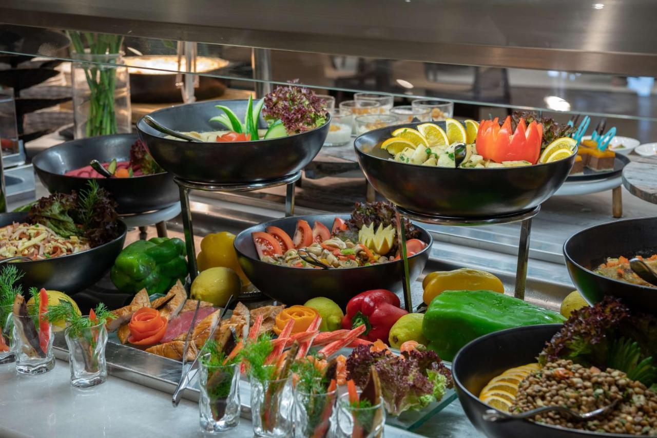 Radisson Blu Hotel, Jeddah Corniche Jidá Exterior foto A salad bar