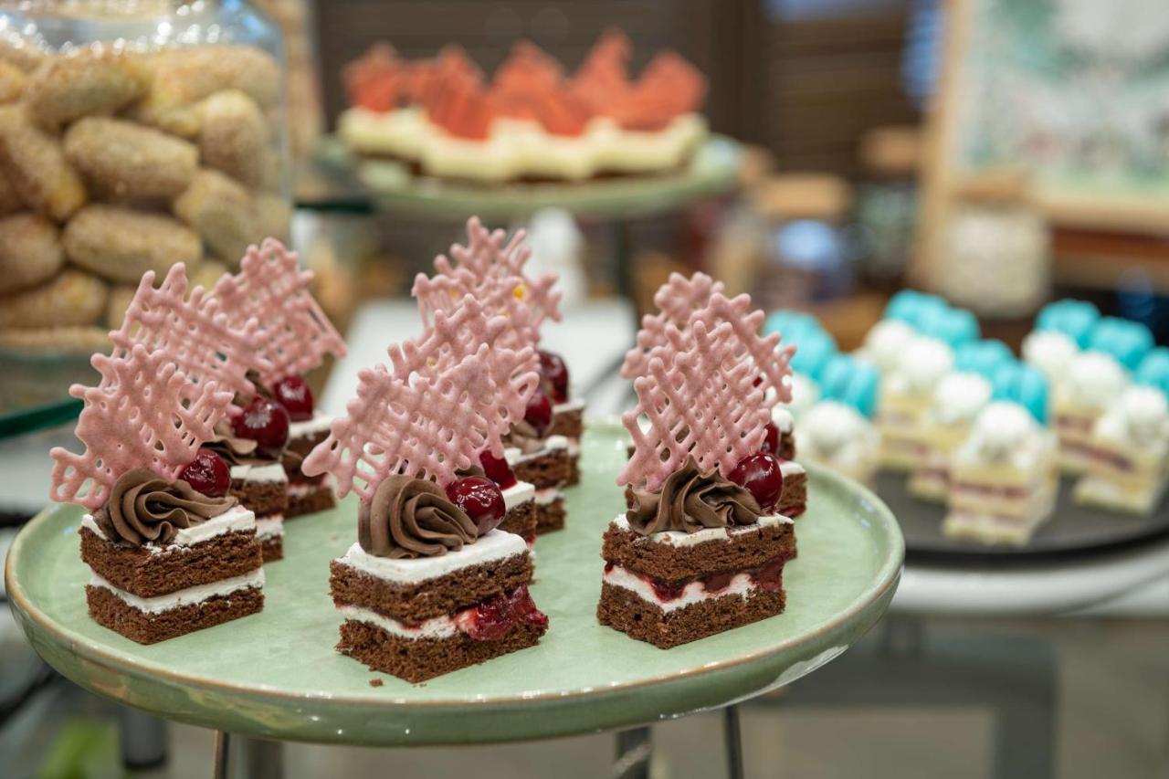 Radisson Blu Hotel, Jeddah Corniche Jidá Exterior foto Chocolate cakes