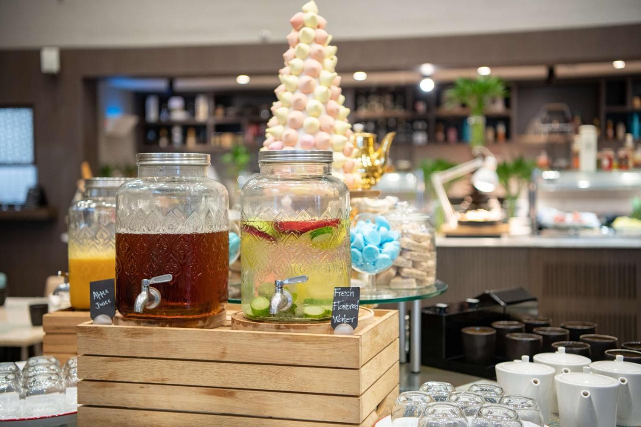 Radisson Blu Hotel, Jeddah Corniche Jidá Exterior foto A selection of drinks at a buffet