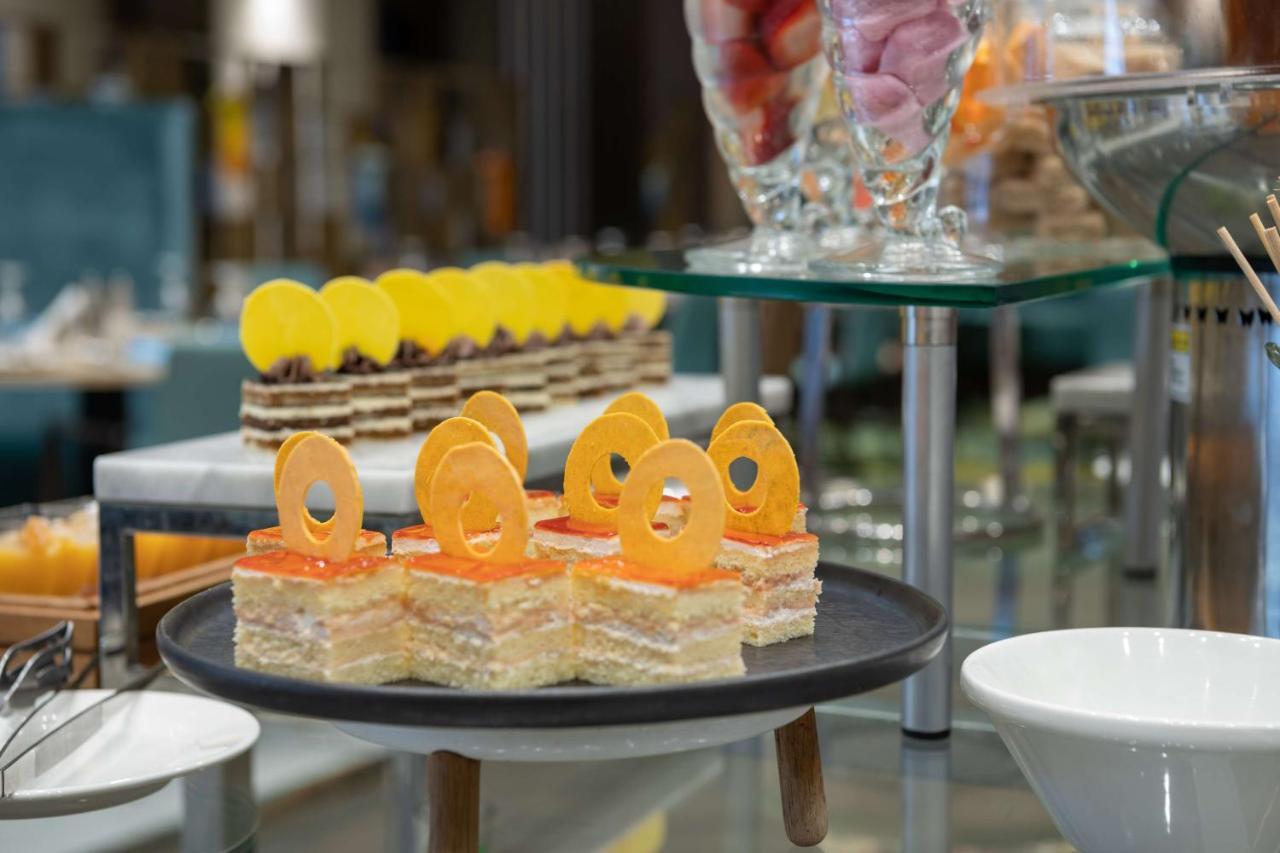 Radisson Blu Hotel, Jeddah Corniche Jidá Exterior foto A dessert buffet