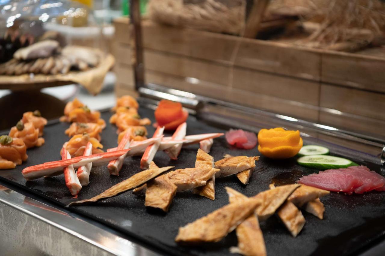 Radisson Blu Hotel, Jeddah Corniche Jidá Exterior foto Seafood at a buffet