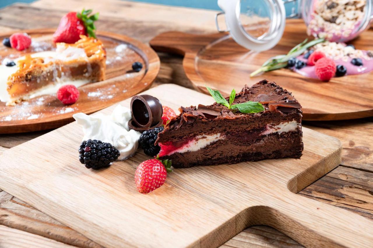 Radisson Blu Hotel, Jeddah Corniche Jidá Exterior foto A chocolate cake