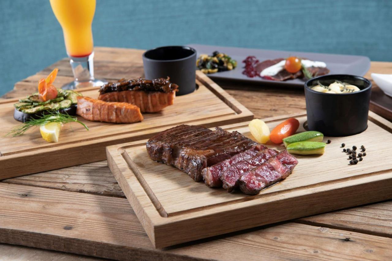 Radisson Blu Hotel, Jeddah Corniche Jidá Exterior foto A steak prepared with the dry-aging method