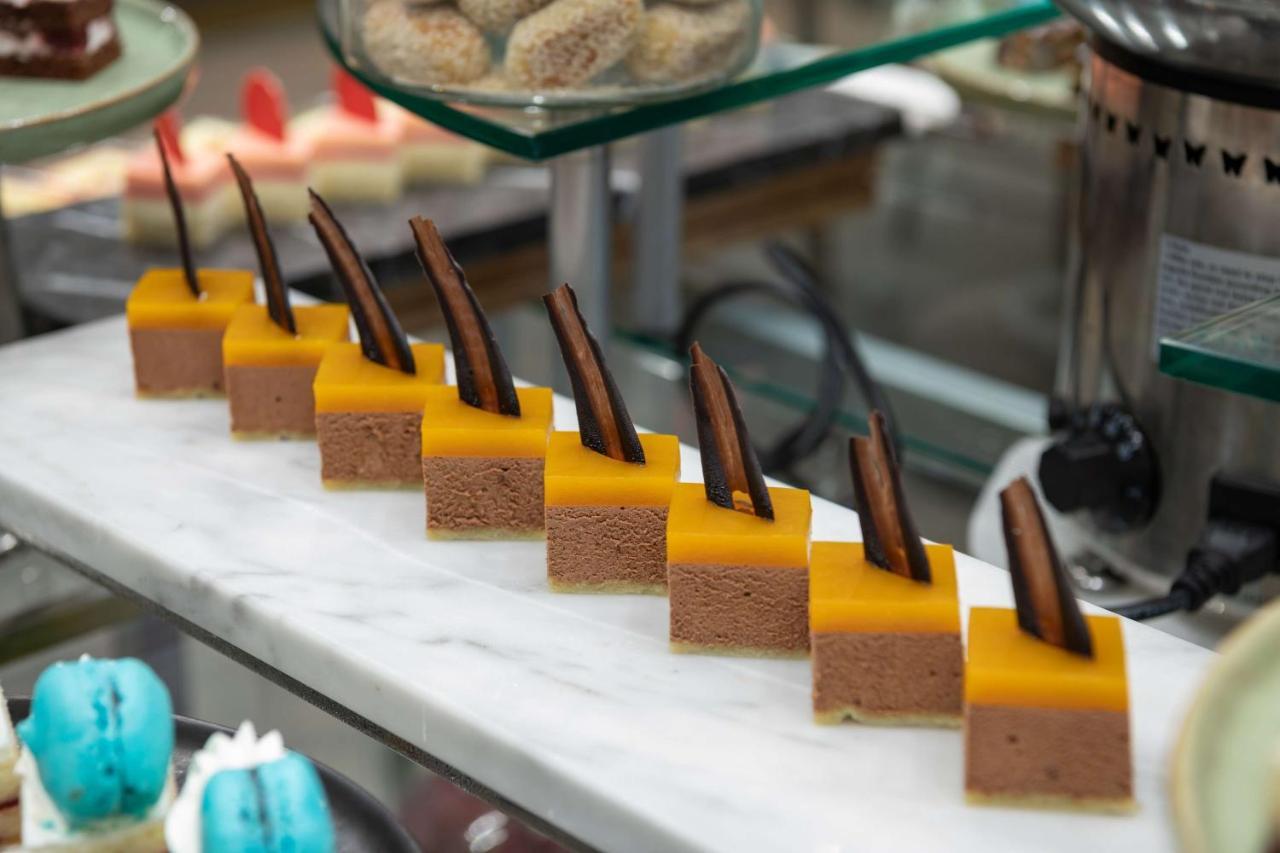 Radisson Blu Hotel, Jeddah Corniche Jidá Exterior foto A row of petit fours