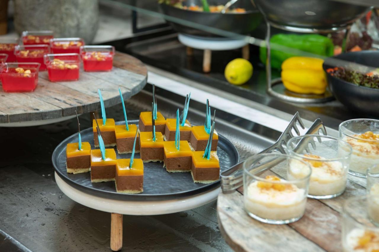 Radisson Blu Hotel, Jeddah Corniche Jidá Exterior foto A selection of desserts