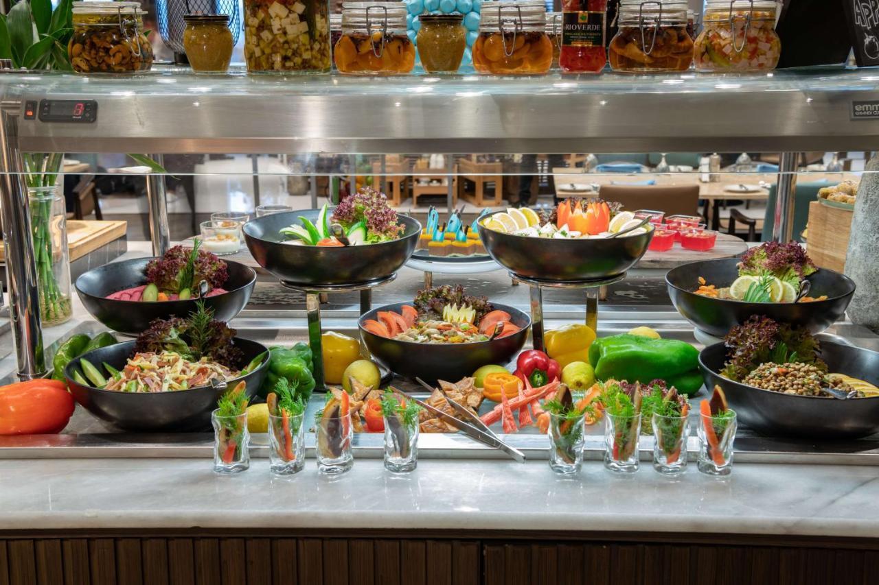 Radisson Blu Hotel, Jeddah Corniche Jidá Exterior foto A salad bar
