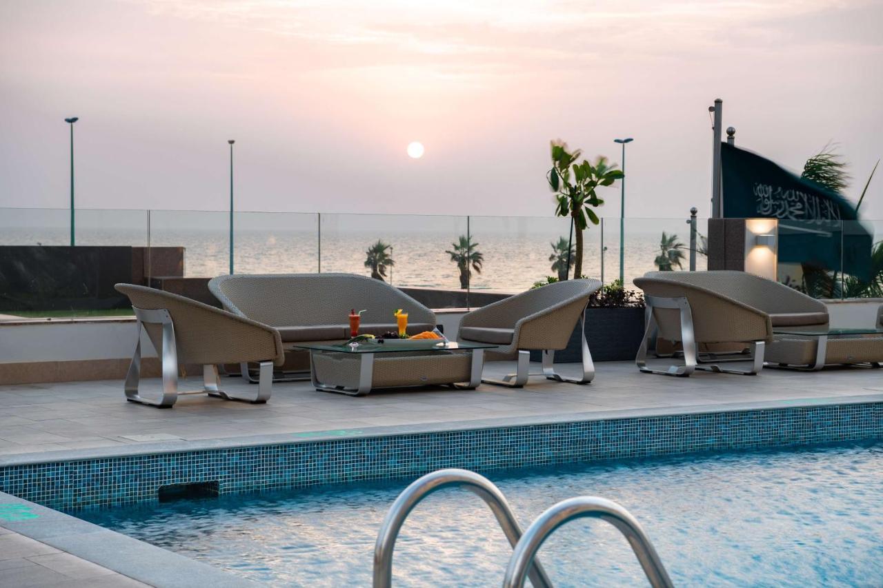 Radisson Blu Hotel, Jeddah Corniche Jidá Exterior foto The swimming pool at the hotel