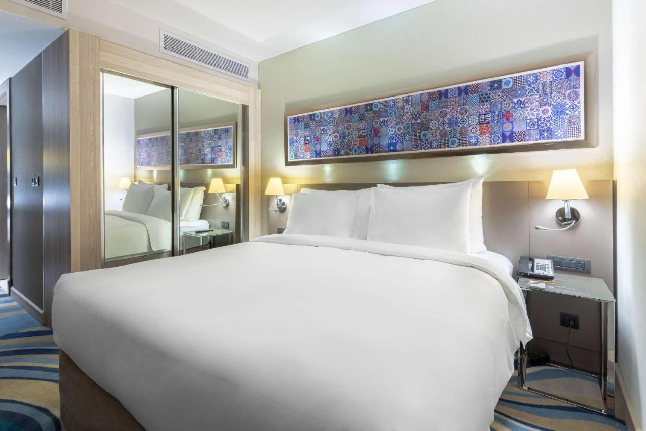 Radisson Blu Hotel, Jeddah Corniche Jidá Exterior foto A bedroom at the hotel
