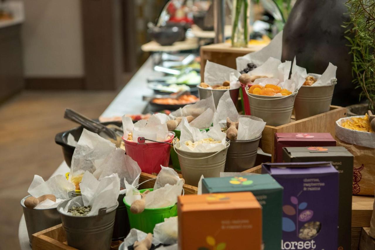 Radisson Blu Hotel, Jeddah Corniche Jidá Exterior foto A selection of teas at a buffet