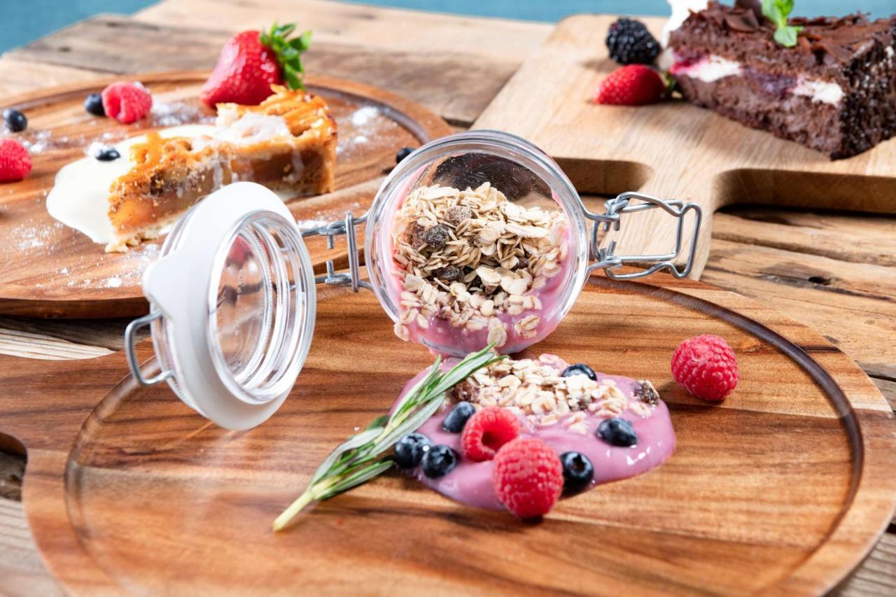 Radisson Blu Hotel, Jeddah Corniche Jidá Exterior foto A breakfast parfait
