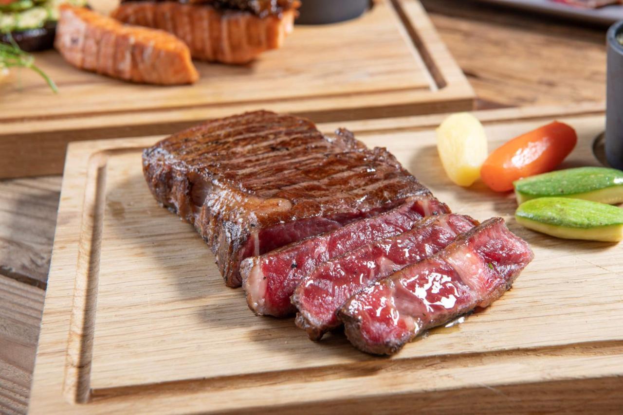 Radisson Blu Hotel, Jeddah Corniche Jidá Exterior foto A grilled strip steak