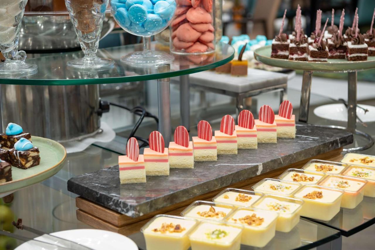 Radisson Blu Hotel, Jeddah Corniche Jidá Exterior foto A selection of petit fours
