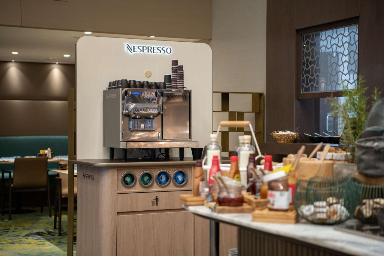Radisson Blu Hotel, Jeddah Corniche Jidá Exterior foto A Nespresso machine