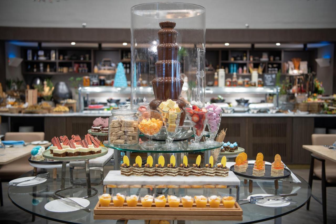 Radisson Blu Hotel, Jeddah Corniche Jidá Exterior foto A chocolate fountain