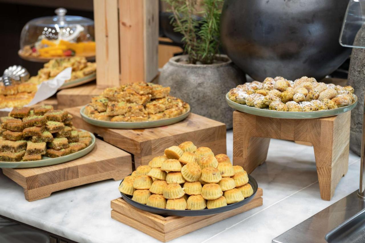Radisson Blu Hotel, Jeddah Corniche Jidá Exterior foto A selection of traditional Greek sweets