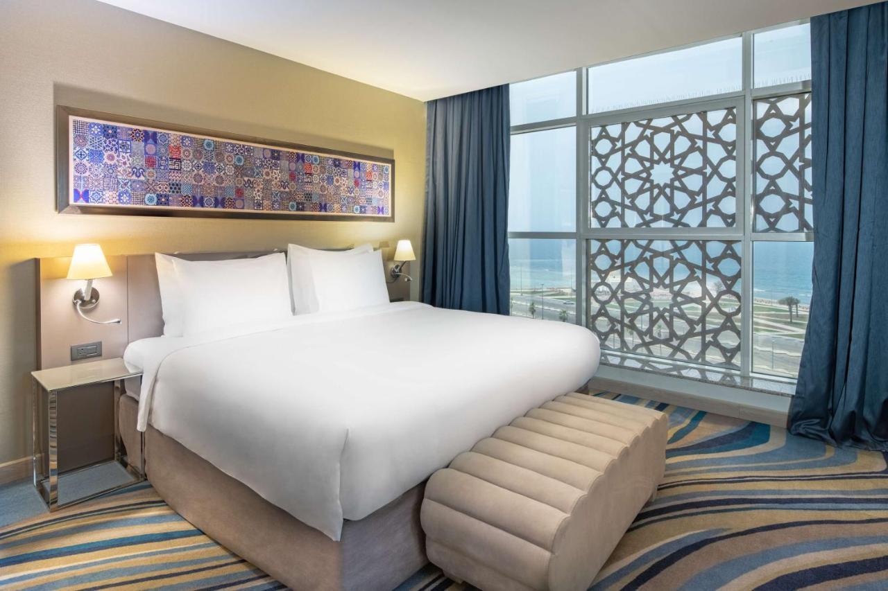 Radisson Blu Hotel, Jeddah Corniche Jidá Exterior foto A bedroom at the hotel